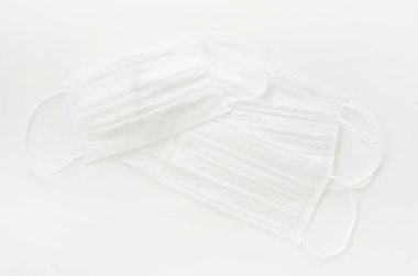 Beyaz arkaplanda tek kullanımlık yüz maskesi