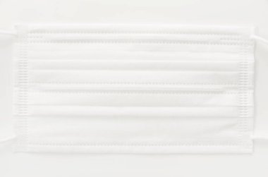 Beyaz arkaplanda tek kullanımlık yüz maskesi