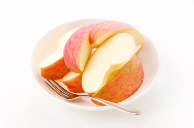 Beyaz arka planda taze elma dilimi