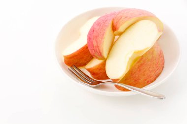 Beyaz arka planda taze elma dilimi