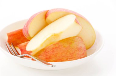 Beyaz arka planda taze elma dilimi