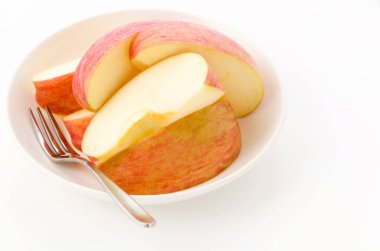 Beyaz arka planda taze elma dilimi