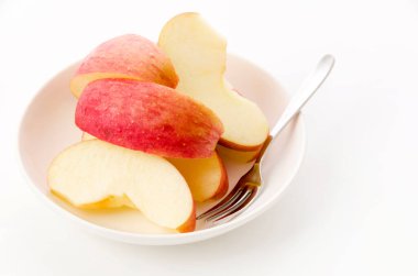 Beyaz arka planda taze elma dilimi