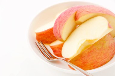 Beyaz arka planda taze elma dilimi