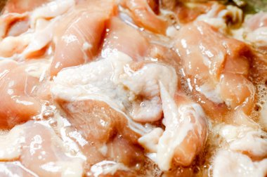 Çiğ marine edilmiş tavuk eti.