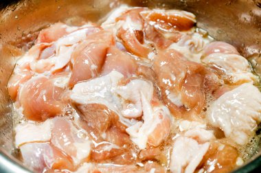 Paslanmaz çelik kasede marine edilmiş çiğ tavuk eti. 