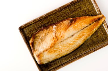 Beyaz arka planda kare tabakta ızgara uskumru (Saba)