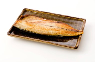 Beyaz arka planda kare tabakta ızgara uskumru (Saba)