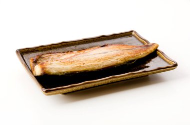 Beyaz arka planda kare tabakta ızgara uskumru (Saba)