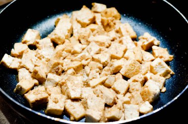 Tatlı ve baharatlı soya peyniri.