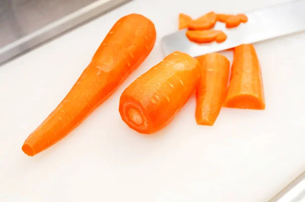 Нарезать Морковь Доске — стоковое фото