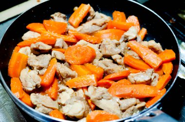 Tavada havuç ve tavuk eti pişiriyorum..