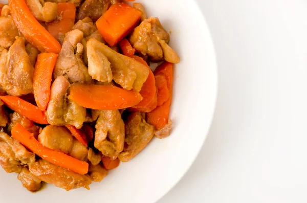 Poulet Sauté Carotte Dans Plat Blanc Sur Fond Blanc — Photo