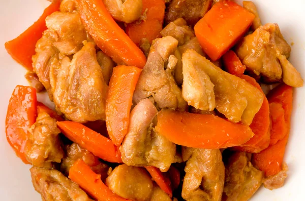Chicken Stir Braten Mit Karotte Der Weißen Schüssel Auf Weißem — Stockfoto