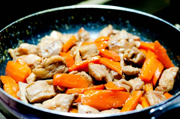 Hühnerfleisch Mit Karotte Der Pfanne Kochen — Stockfoto