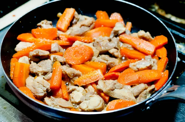 Cozinhar Carne Frango Com Cenoura Uma Panela — Fotografia de Stock