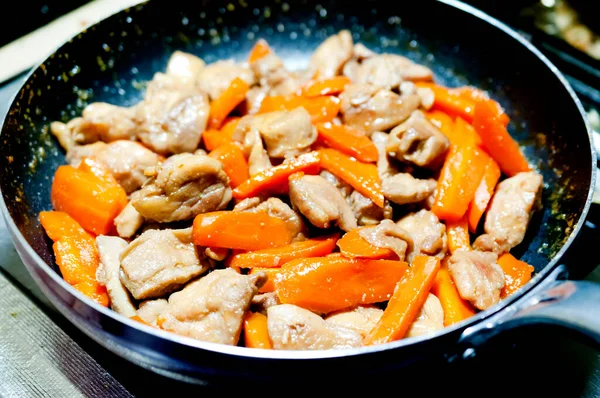 Hühnerfleisch Mit Karotte Der Pfanne Kochen — Stockfoto