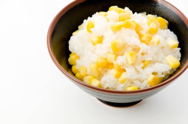 Japon yemeği, beyaz arka planda pirinç kasesinde mısır pilavı.