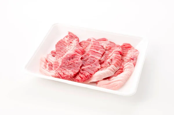 Carne Maiale Cruda Vassoio Schiuma Sfondo Bianco — Foto Stock