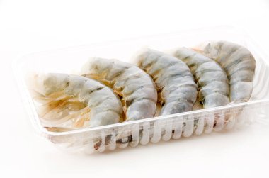 Taze siyah kaplan karides kuyruğu beyaz arka planda plastik pakette