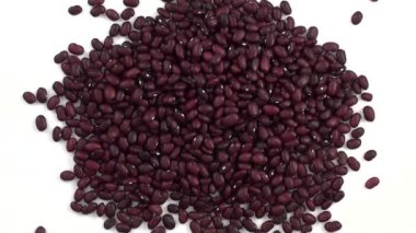 Beyaz arka planda taze kırmızı fasulye.