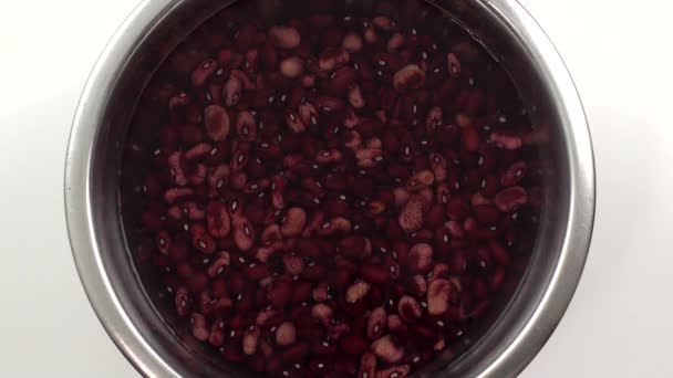 Pişirmeden Önce Suya Batırılmış Bir Kase Kırmızı Böbrek Fasulyesi — Stok video