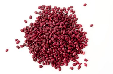 Beyaz arka planda taze kırmızı fasulye.