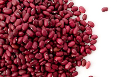 Beyaz arka planda taze kırmızı fasulye.
