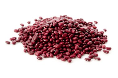 Beyaz arka planda taze kırmızı fasulye.