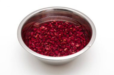 Pişirmeden önce suya batırılmış bir kase kırmızı böbrek fasulyesi.