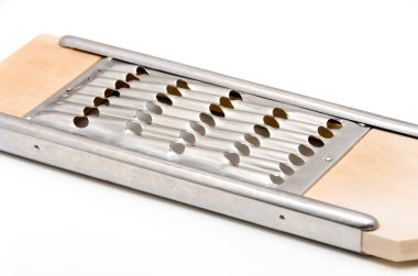 Mutfak eşyaları, beyaz arkaplanda rendeleyici