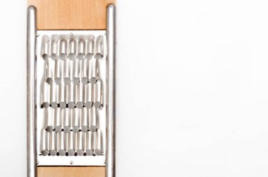 Mutfak eşyaları, beyaz arkaplanda rendeleyici