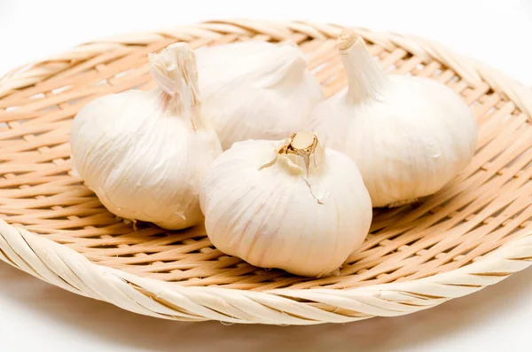 Ajo Fresco Colador Bambú Sobre Fondo Blanco — Foto de Stock