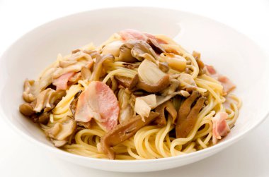 Japon usulü mantarlı makarna.