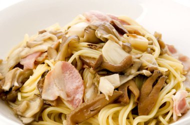 Japon usulü mantarlı makarna.