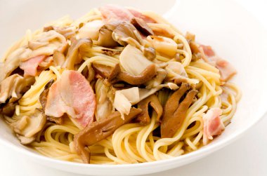 Japon usulü mantarlı makarna.