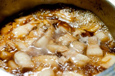 Ev yapımı Tayvan usulü kıymalı pilav (Lu Rou Fan) olarak da bilinir. Ünlü Tayvan Geleneksel Yemekleri.