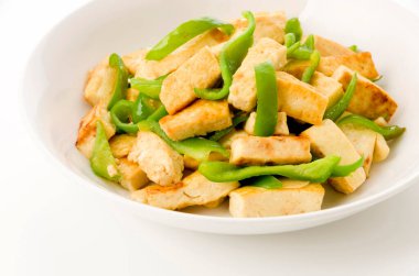 Kızarmış tofuyu yeşil biberle karıştır. 