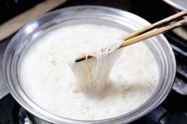 Kaynamış erişte, beyaz ince erişte.