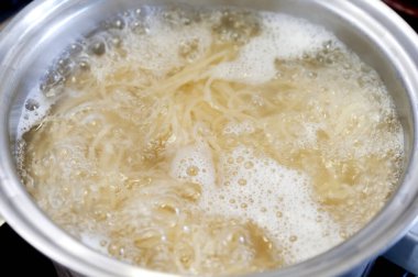 Tavada makarna kaynıyor.