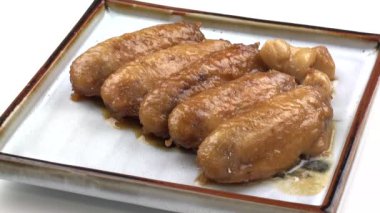 Tatlı ve baharatlı teriyaki sarımsaklı tavuk kanadı.
