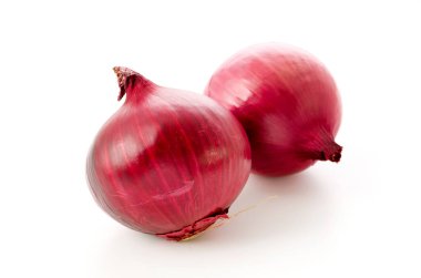 Beyaz arkaplanda izole edilmiş taze kırmızı soğan