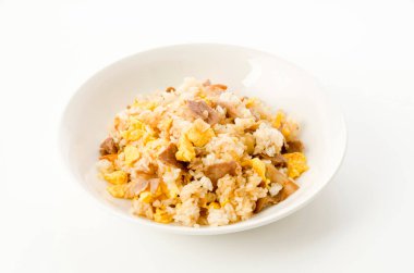 Beyaz arka planda domuz ve yumurta pilavı.