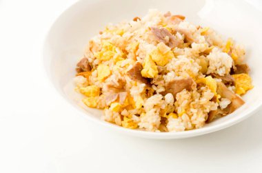 Beyaz arka planda domuz ve yumurta pilavı.