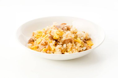 Beyaz arka planda domuz ve yumurta pilavı.