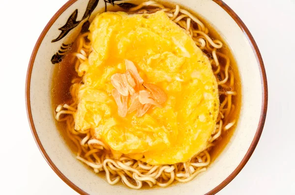 インスタントラーメンとオムレツをボウルに入れ — ストック写真