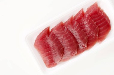 Beyaz arka planda taze çiğ ton balığı bifteği.