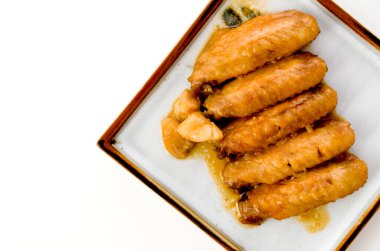 Tatlı ve baharatlı teriyaki sarımsaklı tavuk kanadı.