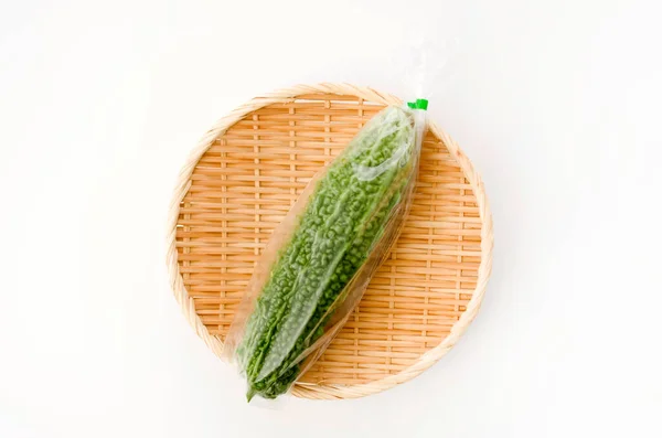 Verse Goya Bittere Meloen Plastic Zak Bamboe Zeef Witte Achtergrond — Stockfoto