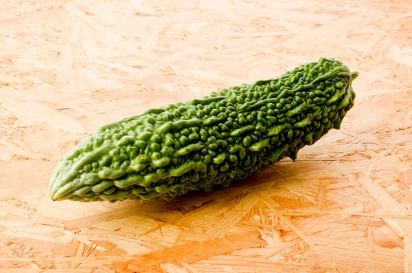 Färsk Goya Bitter Melon Plywood Bakgrund — Stockfoto